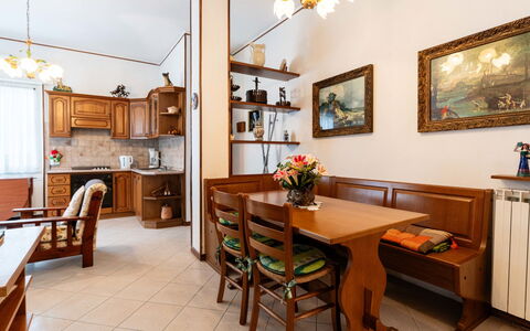 Gialla: Meubles, Design Intérieur, Bois, Sol, Pièce, Table, Plafond, Sol, Éclairage, Salle À Manger