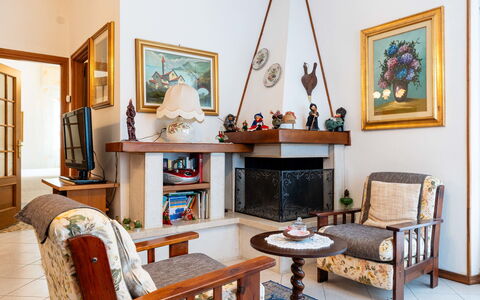 Gialla: Meubles, Design Intérieur, Bois, Sol, Cadre, Pièce, Éclairage, Salon, Chaise, Plafond