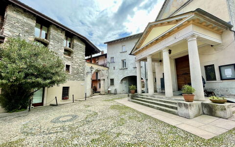 Casa del Villaggio: Plante, Ciel, Bâtiment, Jour, Fenêtre, Nuage, Maison, Lot Terre, Quartier, Surface De La Route