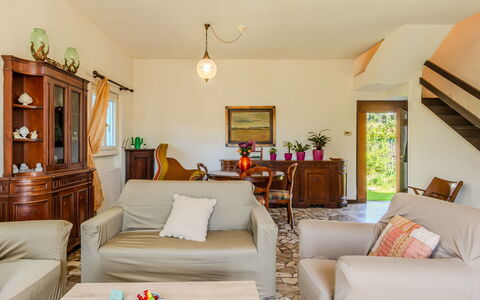 Bruna: Meubles, Cadre, Canapé, Plante, Table, Design Intérieur, Bois, Bâtiment, Sol, Plante D'Appartement