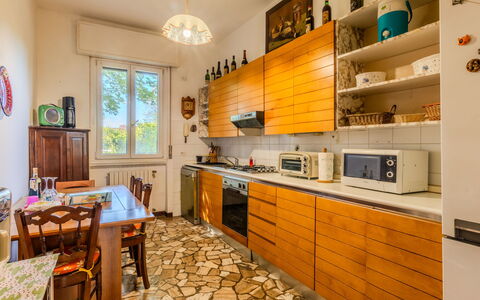 Bruna: Cabinetry, Meubles, Comptoir, Propriété, Cuisine, Bois, Fenêtre, Éclairage, Design Intérieur, Appareil De Cuisine