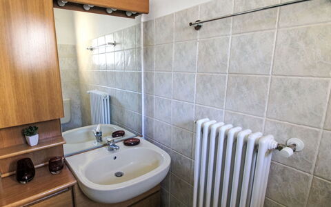 Roma: Lavabo, Évier, Luminaire Plomberie, Sol, Robinet, Sol, Design Intérieur, Salle De Bains, Comptoir, Plomberie