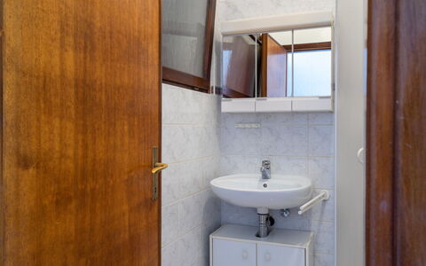 Montesole: Pièce, Propriété, Salle De Bains, Accessoire Salle De Bain, Architecture, Maison, Luminaire Plomberie, Bâtiment, Armoire De Toilette, Immobilier