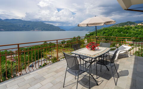 Montesole: Propriété, Balcon, Immobilier, Maison, Bâtiment, Vacances, Appartement, Table, Meubles, Pièce