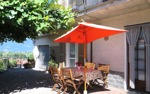 Casa Riboni: Propriété, Plante, Meubles, Bâtiment, Table, Fenêtre, Ombre, Parapluie, Mobilier De Jardin, Chaise