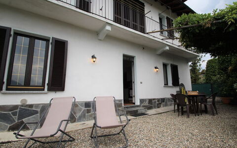 Allegra: Bâtiment, Fenêtre, Propriété, Meubles, Plante, Chaise, Architecture, Ombre, Maison, Quartier