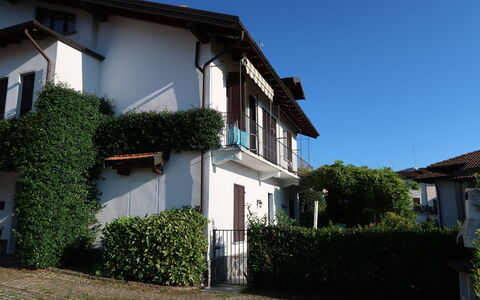 Allegra: Plante, Ciel, Bâtiment, Fenêtre, Propriété, Maison, Lot Terre, Chalet, Façade