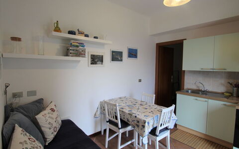 Allegra: Pièce, Propriété, Meubles, Sol, Bâtiment, Design Intérieur, Maison, Mur, Table, Immobilier
