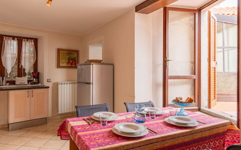 Della Nonna: Table, Propriété, Meubles, Cabinetry, Bleu Azur, Éclairage, Design Intérieur, Bois, Fenêtre, Plante D'Appartement