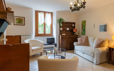 Della Nonna: Marron, Cadre, Meubles, Canapé, Bâtiment, Bois, Confort, Éclairage, Table, Design Intérieur