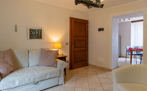 Della Nonna: Meubles, Propriété, Cadre, Bois, Confort, Design Intérieur, Porte, Éclairage, Table, Sol