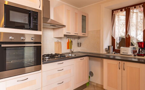 Della Nonna: Cabinetry, Comptoir, Propriété, Cuisinière, Fenêtre, Appareil De Cuisine, Bois, Électroménager, Cuisine, Tiroir