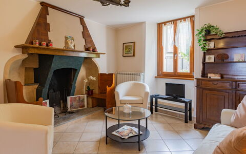 Della Nonna: Marron, Propriété, Meubles, Bois, Canapé, Design Intérieur, Éclairage, Confort, Plante D'Appartement, Salon