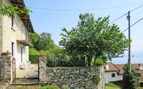 Meri: Maison, Propriété, Mur, Arbre, Ville, Bâtiment, Zone Résidentielle, Quartier, Mur De Pierre, Chalet