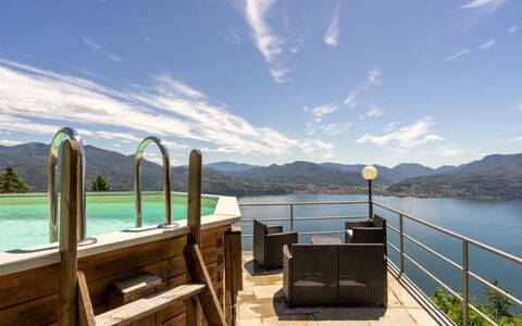 Lo Scoiattolo: Ciel, Propriété, Lac, Bleu Azur, Maison, Montagne, Pièce, Mer, Immobilier, Océan