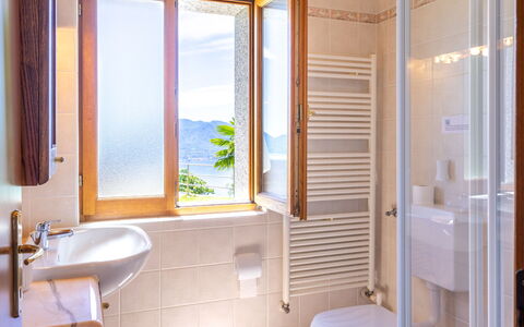 Lo Scoiattolo: Salle De Bains, Pièce, Propriété, Bâtiment, Design Intérieur, Porte, Architecture, Maison, Immobilier, Luminaire Plomberie