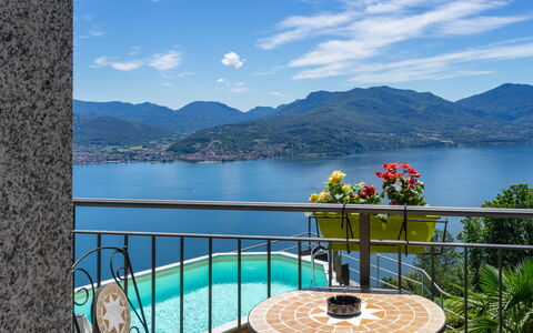 Lo Scoiattolo: Ciel, Propriété, Bleu, Lac, Bleu Azur, Montagne, Vacances, Maison, Balcon, Immobilier