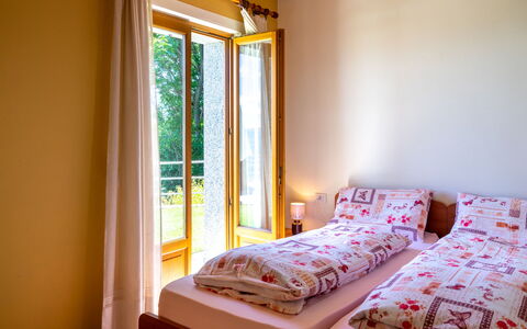 Lo Scoiattolo: Chambre, Lit, Pièce, Meubles, Propriété, Drap De Lit, Cadre De Lit, Design Intérieur, Jaune, Literie