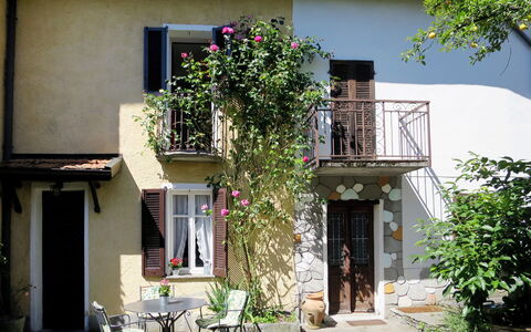Nicol: Fleur, Plante, Propriété, Bâtiment, Fenêtre, Vert, Porte, Pot De Fleur, Maison, Quartier