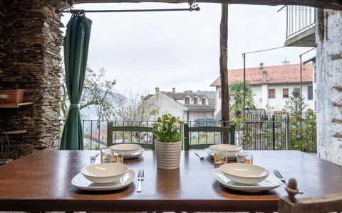 Serena: Table, Meubles, Plante, Propriété, Bâtiment, Ciel, Vaisselle, Bois, Fenêtre, Chaise