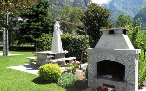Serena (Lmz180): Cour, Herbe, Paysage, Aménagement Paysager, Jardin, Mémorial, Maison, Pierre Tombale, Arbuste, Cimetière