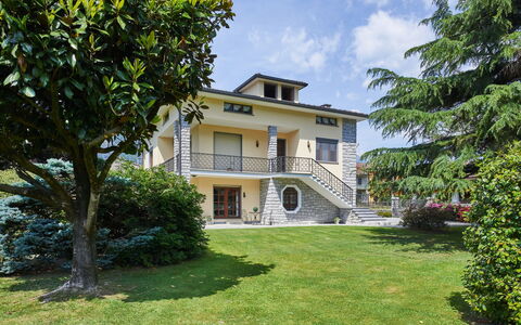 Serena (Lmz180): Plante, Bâtiment, Nuage, Propriété, Ciel, Fenêtre, Arbre, Maison, Lot Terre, Herbe