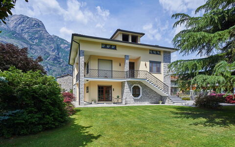 Serena (Lmz180): Plante, Ciel, Nuage, Bâtiment, Fenêtre, Arbre, Maison, Herbe, Zone Résidentielle, Chalet