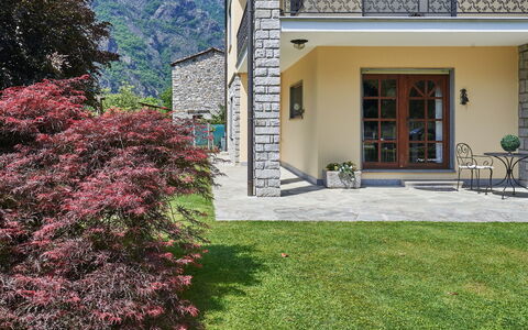 Serena (Lmz180): Plante, Bâtiment, Fleur, Arbre, Fenêtre, Herbe, Porte, Porche, Maison, Ombre