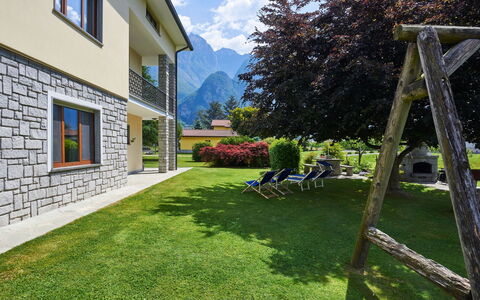 Serena (Lmz180): Ciel, Plante, Propriété, Fenêtre, Bâtiment, Nuage, Arbre, Ombre, Herbe, Chalet