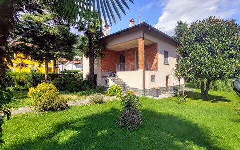 Giardino: Plante, Ciel, Nuage, Bâtiment, Feuille, Arbre, Fenêtre, Lot Terre, Herbe, Maison
