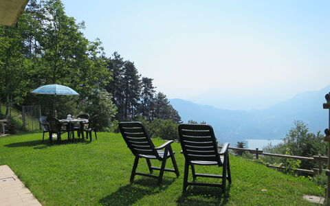 Pineta: Propriété, Paysage Naturel, Meubles, Herbe, Immobilier, Arbre, Maison, Station De Montagne, Pelouse, Chalet