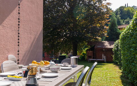 Vittoria: Propriété, Jaune, Mur, Maison, Table, Herbe, Immobilier, Jardin, Arbre, Domicile