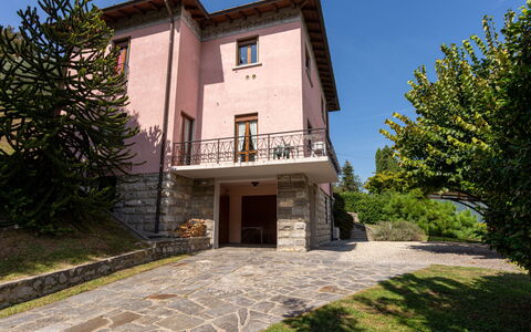 Vittoria: Plante, Ciel, Bâtiment, Fenêtre, Arbre, Maison, Lot Terre, Chalet, Zone Résidentielle, Escaliers