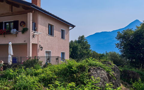 Ruscello: Ciel, Plante, Propriété, Bâtiment, Fenêtre, Végétation, Maison, Arbre, Montagne, Herbe