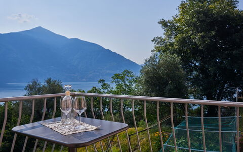 Ruscello: Ciel, Propriété, Vaisselle, La Nature, Table, Plante, Montagne, Chaise, Arbre, Mobilier De Jardin