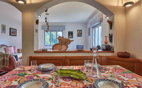 Ruscello: Table, Meubles, Vaisselle, Propriété, Cadre, Décoration, Fenêtre, Chaise, Bâtiment, Plante D'Appartement