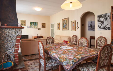 Bianca: Table, Meubles, Propriété, Chaise, Bois, Bâtiment, Éclairage, Design Intérieur, Table Cuisine Et Salle A Manger, Architecture