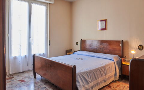 Bianca: Meubles, Bâtiment, Confort, Bleu Azur, Fenêtre, Bois, Ombre, Design Intérieur, Sol