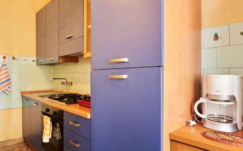 Bianca: Cabinetry, Comptoir, Appareil De Cuisine, Bâtiment, Cuisine, Électroménager, Bois, Maison, Cuisinière, Sol