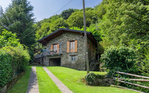 Bragna: Plante, Ciel, Propriété, Arbre, Fenêtre, Paysage Naturel, Bâtiment, Lot Terre, Maison, Chalet