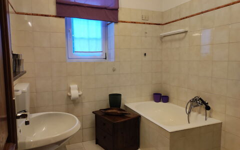 Casa Martina: Salle De Bains, Luminaire Plomberie, Lavabo, Sol, Sol, Évier, Robinet, Design Intérieur, Plomberie, Baignoire