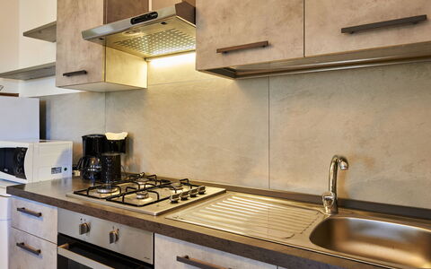 Casa Martina: Comptoir, Cabinetry, Propriété, Evier, Évier, Bâtiment, Robinet, Cuisine, Capot D'Echappement, Cuisinière