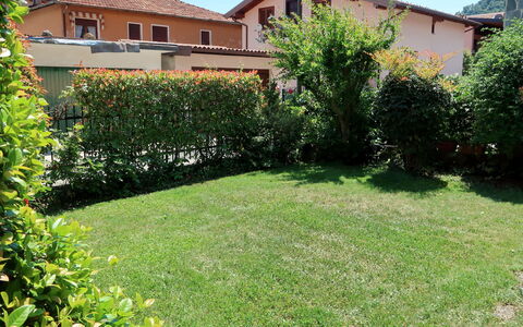 Letizia (Dgo232): Propriété, Cour, Lot Terre, Pelouse, Herbe, Maison, Immobilier, Arrière-Cour, Jardin, Zone Résidentielle