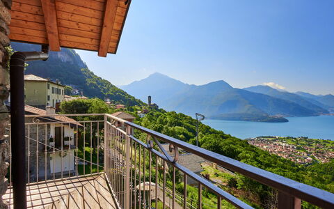Antonia: Ciel, L'Eau, Montagne, Bâtiment, Propriété, Jour, Plante, Bleu Azur, Bois, Porche