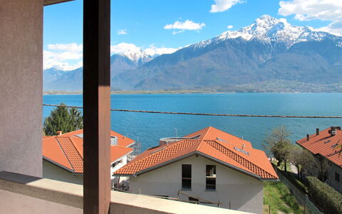 Gera Lario 679: Ciel, Propriété, Montagne, Maison, Bleu Azur, Immobilier, Pièce, Fenêtre, Chaîne De Montagnes, Vacances