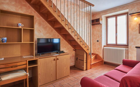 Leonardo: Meubles, Cabinetry, Bâtiment, Fenêtre, Table, Bois, Télévision, Éclairage, Salon, Confort