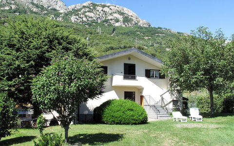 Raviscioni Albino: Plante, Ciel, Bâtiment, Propriété, Fenêtre, Montagne, Arbre, Maison, Lot Terre, Végétation