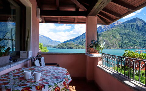 Terrazzo Fiorito: Plante, Propriété, Ciel, Bleu Azur, Table, Montagne, Ombre, Bâtiment, Design Intérieur, Arbre
