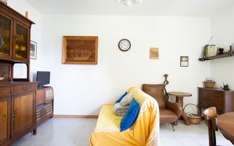 La Coccinella: Pièce, Meubles, Propriété, Jaune, Design Intérieur, Chambre, Bâtiment, Sol, Drap De Lit, Lit