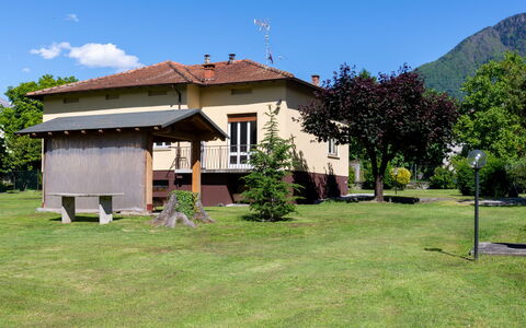 Villa Zaferina (Cco113): Ciel, Plante, Bâtiment, Propriété, Fenêtre, Arbre, Paysage Naturel, Maison, Lot Terre, Nuage